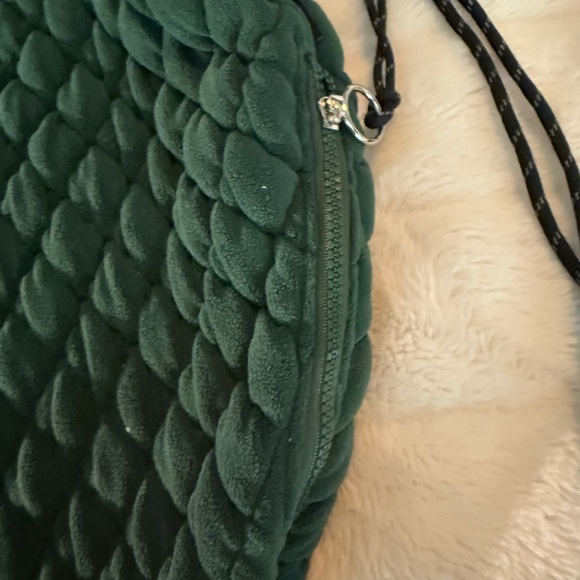 Brand New with Tags Free People Pucker Up Fleece Carryall/Evergreen $98 - Picture 9 of 12